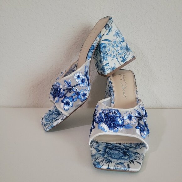 Betsy Johnson BLUE/ WHITE Size 8.5 Floral Sweet Vintage Block Heel Embroider - Picture 1 of 8